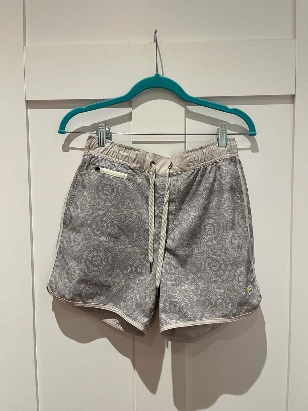 Vuori Men's Banks Shorts in Platinum Fresco Pattern